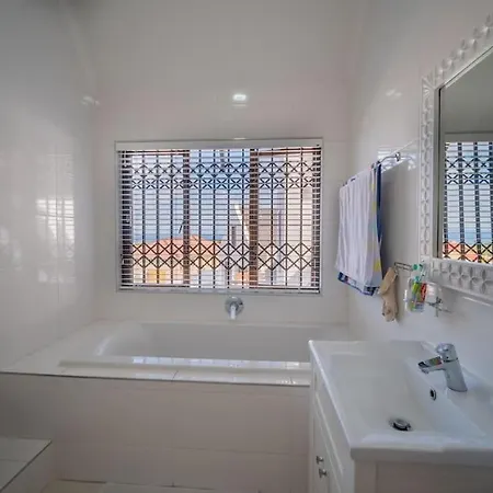 Luxury Home With Beautiful Sea And Mountain Views Jeffreys Bay Exterior photo